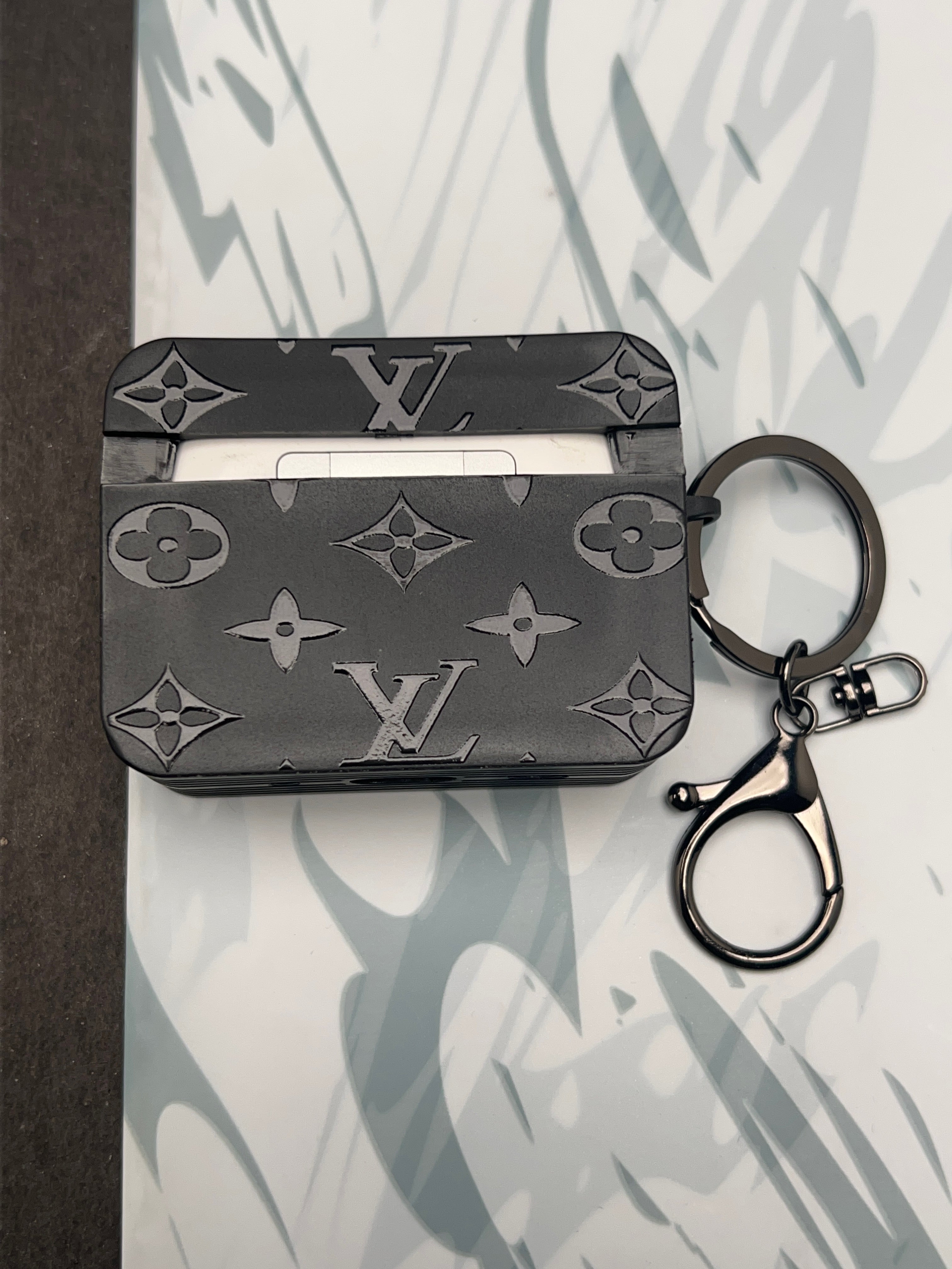 LOUIS VUITTON ブラック Airpods ケース　ランヤード LV Black Square Silicon Case For Apple AirPods - GenZ – GenZ