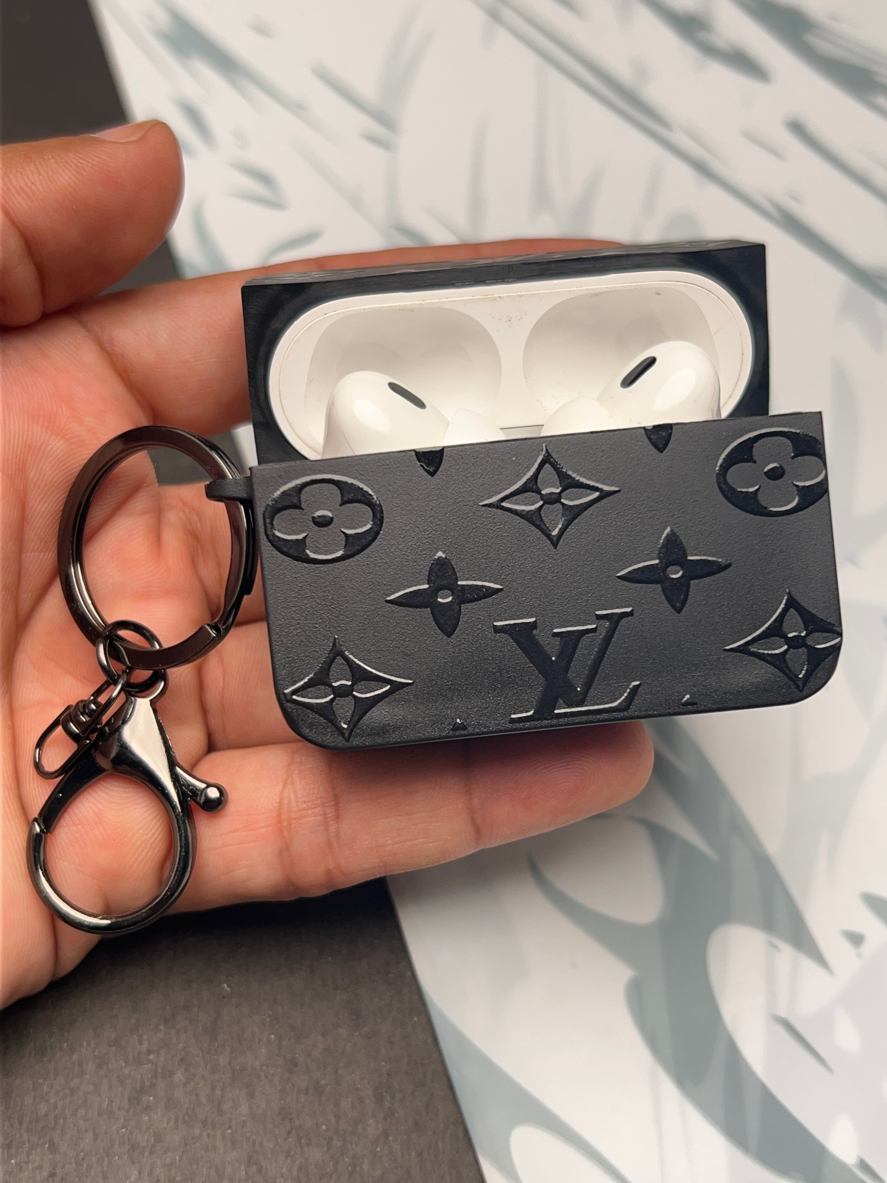 LOUIS VUITTON ブラック Airpods ケース　ランヤード LOUIS VUITTON ブラック Airpods ケース ランヤード